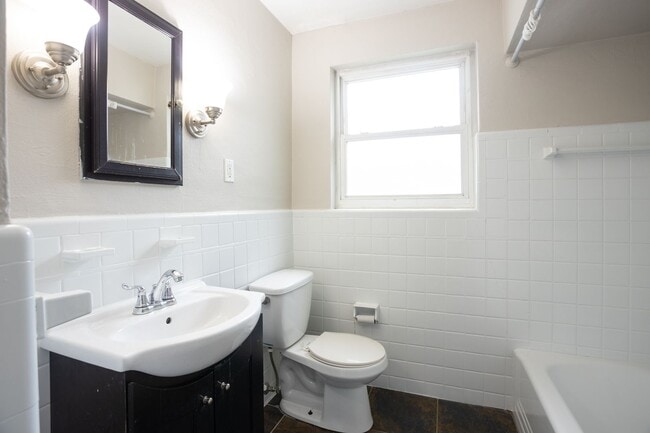 Building Photo - Charming 3 Bedroom 2 Bathroom Home