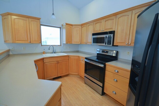 Building Photo - Beautiful walk-out ranch home at the end of a cul-de-sac!