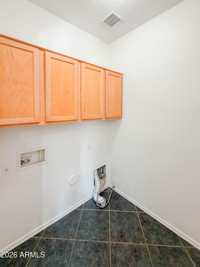 Building Photo - 1009 E Iris Dr