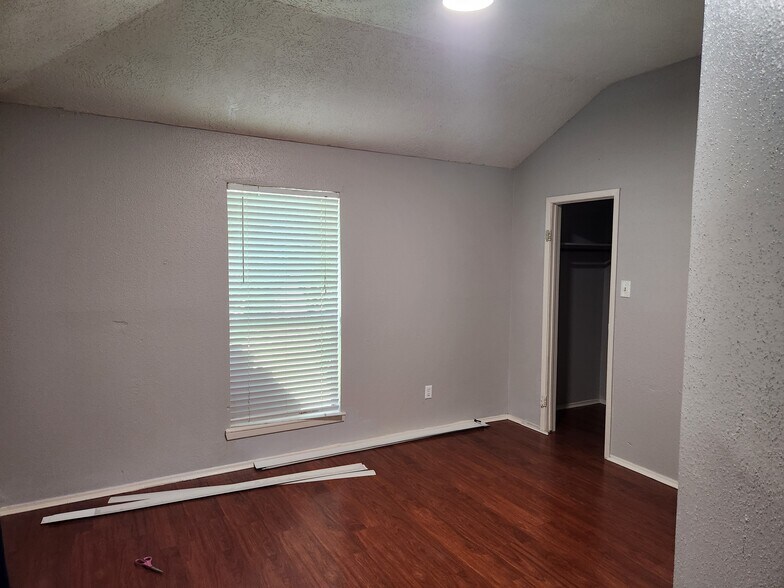 Building Photo - 443 Capehill Dr