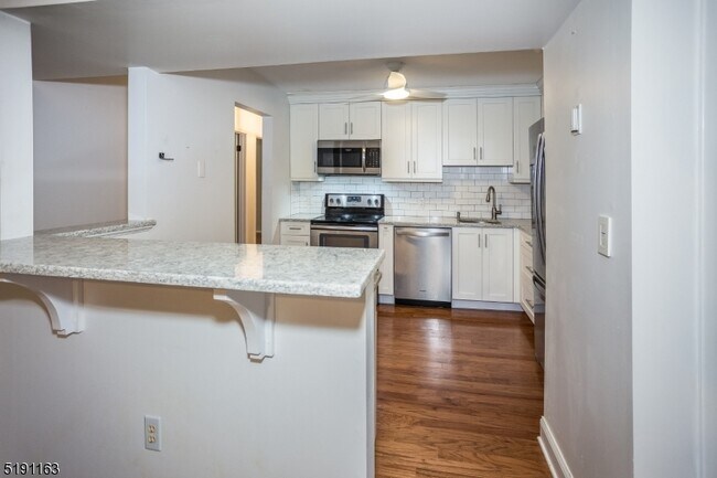 Building Photo - 41 Mt Kemble Ave