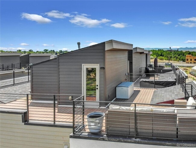 Building Photo - Spacious 3-Bed Townhouse with Finished Basement in Denver's Heart