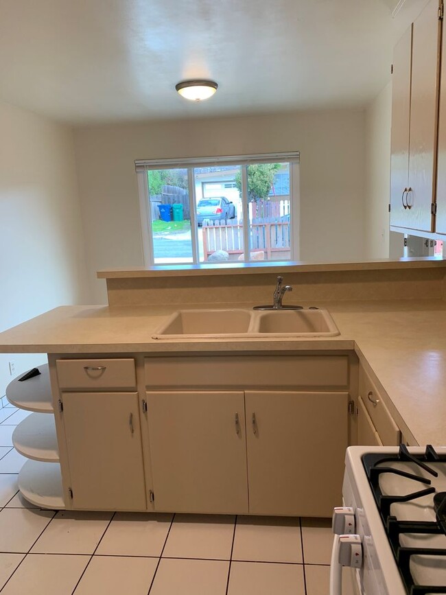 Building Photo - Great 3 Bedroom 1 and 1/2 Bath House in Se...