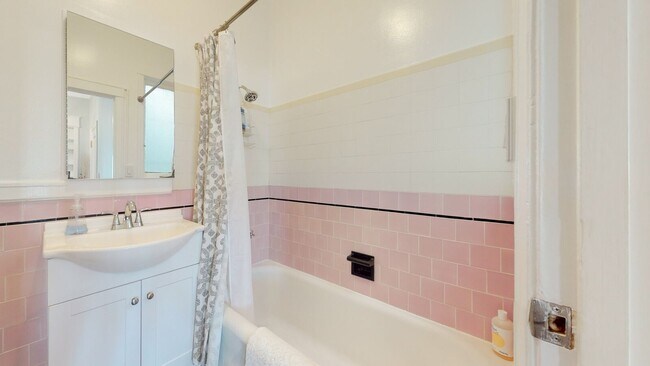 Building Photo - GORGEOUS PACIFIC HEIGHTS TOP FLOOR UNIT WI...