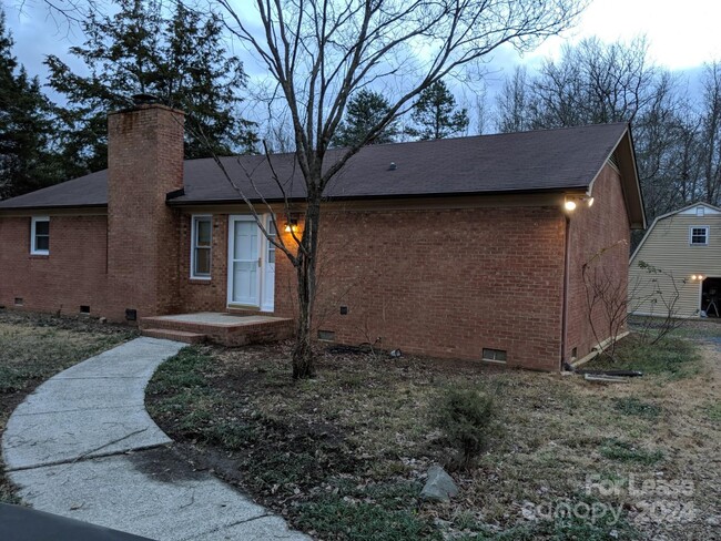 Building Photo - 632 Catawba Cir N