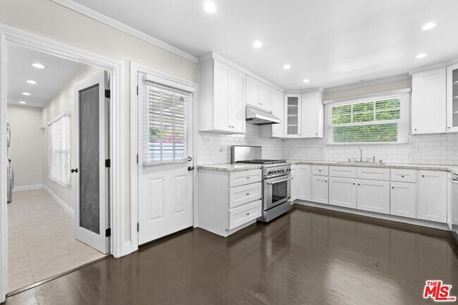 Building Photo - 5525 Matilija Ave
