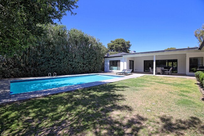 Building Photo - Beautifully furnished Arcadia Lite Rental Home!