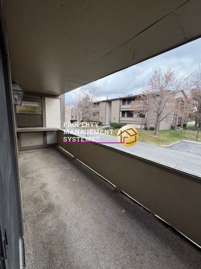Building Photo - 2 Bedroom Condo in Gated Midvale Community