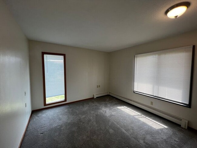 Building Photo - $1,100 | 2 Bedroom, 1 Bathroom House | PET...