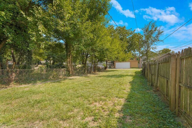 Building Photo - Move-In Ready 3-Bedroom Home with Updated Kitchen & Central A/C
