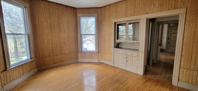 Building Photo - 2155 N Kilbourn Ave