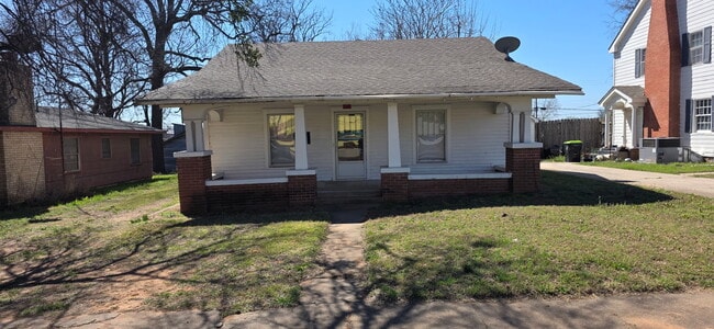 Building Photo - 514 W Main St