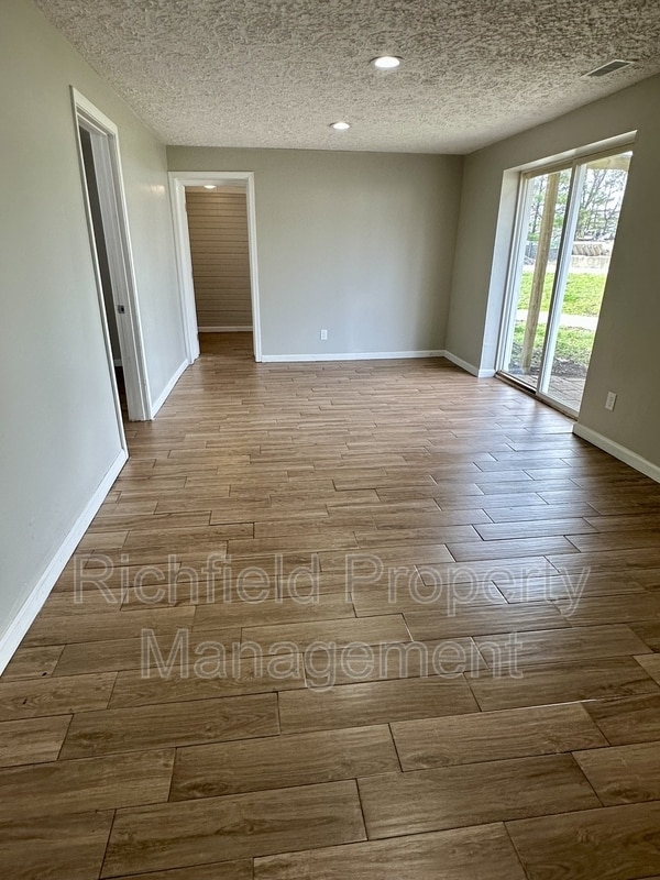 Building Photo - 405 W 3rd St