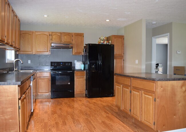 Building Photo - Beautiful 3 Bedroom, 2 Bathroom Home On Mi...