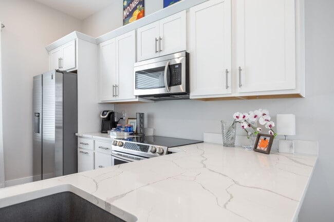 Building Photo - Flexible Lease Lengths! Furnished Southside Townhome