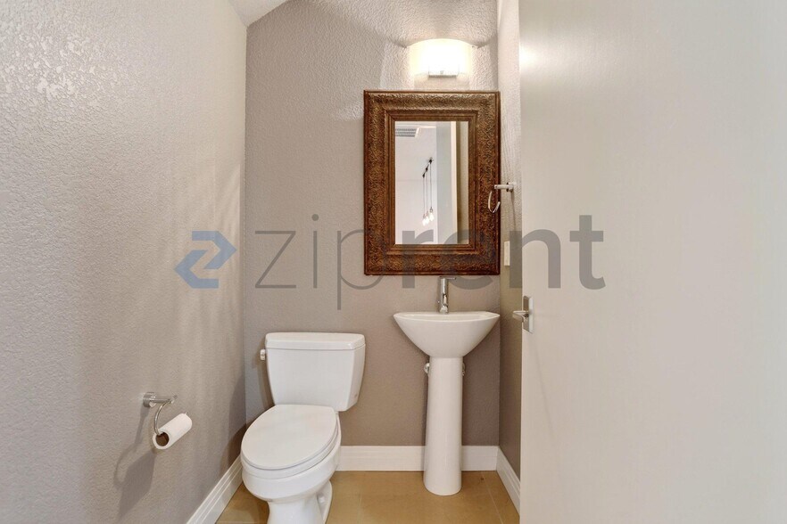 Building Photo - Unit 101