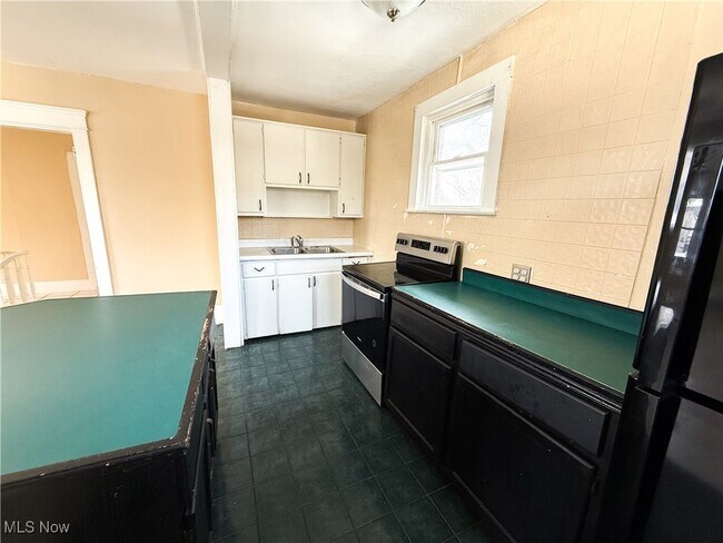 Building Photo - 153 N Sycamore St