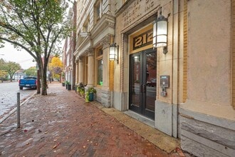 Building Photo - 212 E Clay St