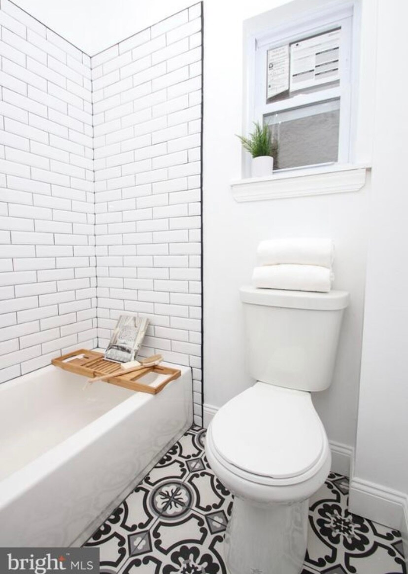 Building Photo - 631 E Locust Ave