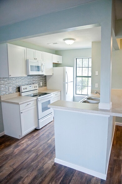 Kitchen - 409 Erskine St