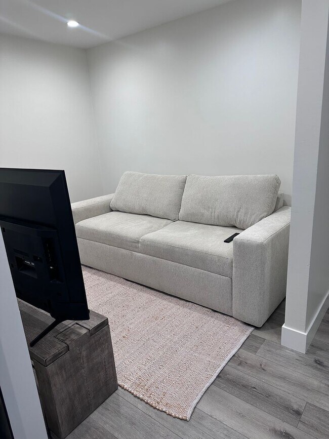 Building Photo - 335 S Grand St