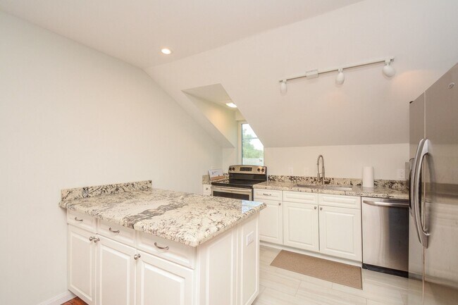 Building Photo - 9906 Cedardale Dr