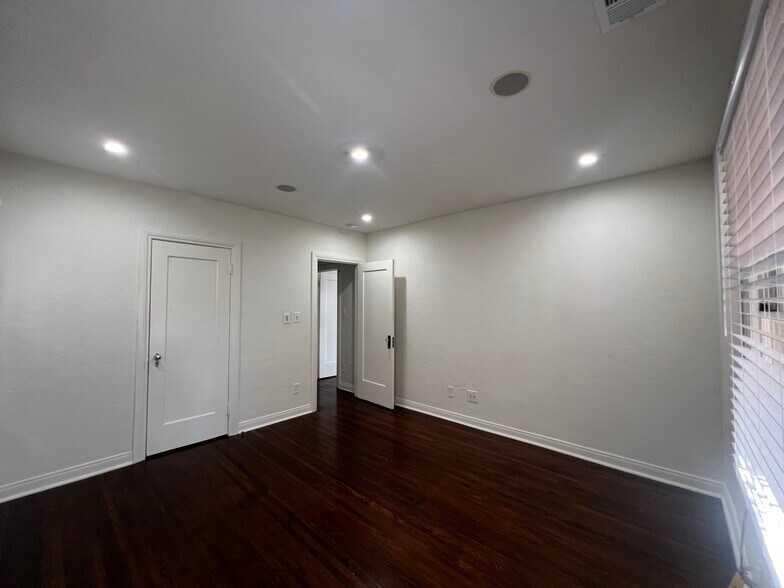 Bedroom 1 & walk-in closet - 1152 N Sycamore Ave