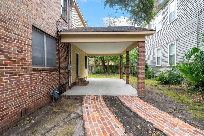 Building Photo - Harleston Village 3 Bed/2.5 Bath Gem Avail...
