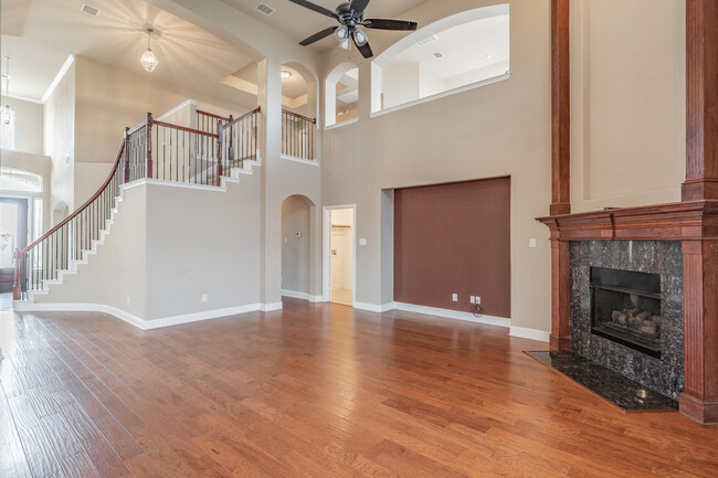Building Photo - 1605 Buckhorn Dr