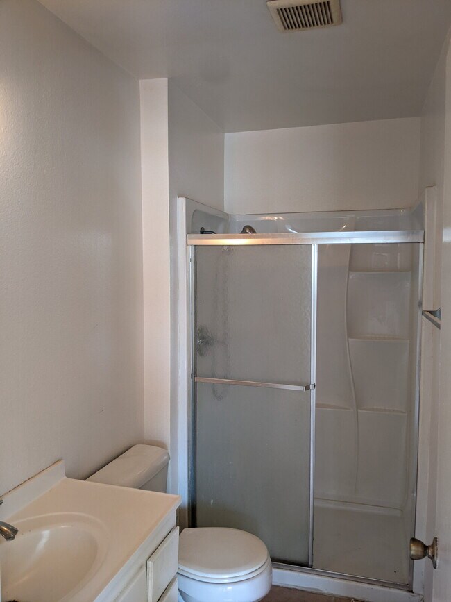 Building Photo - 2br condo in gated pool community