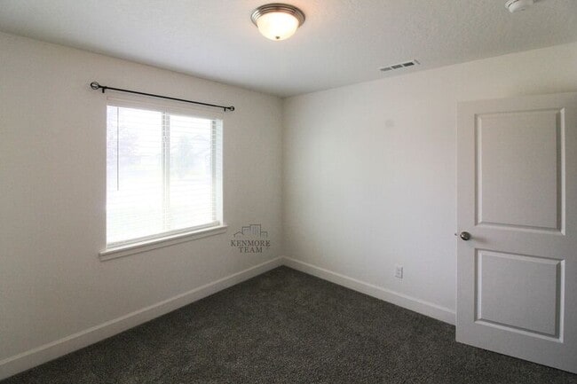 Building Photo - 1043 S Blueberry Pl