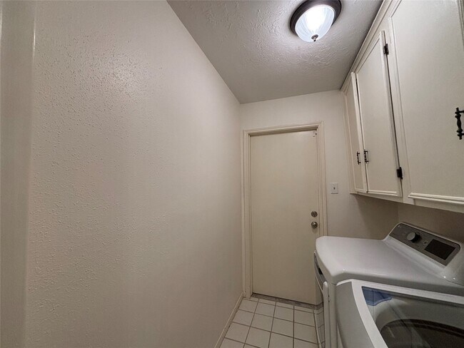 Building Photo - 15662 Pebble Lake Dr