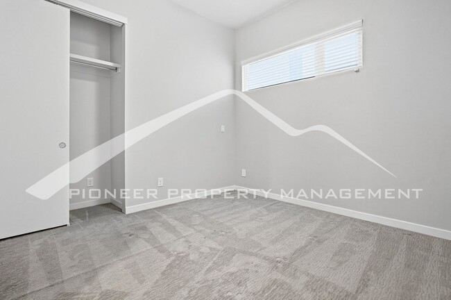 Building Photo - Gorgeous Townhome with Central AC and Rooftop Deck