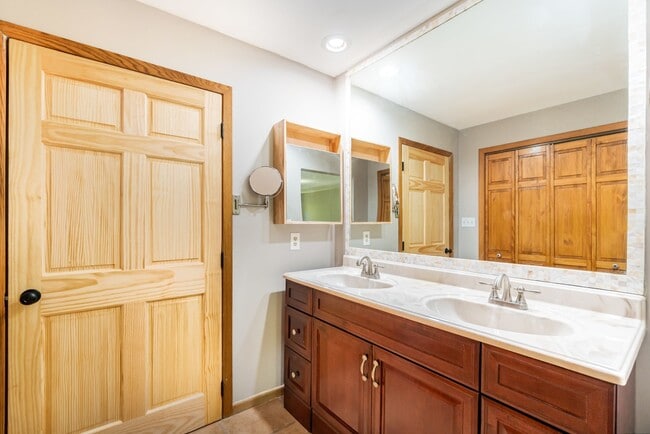 Building Photo - Stunning 4-Bedroom Home with 5 Full Baths + Hot Tub, Wooded Retreat