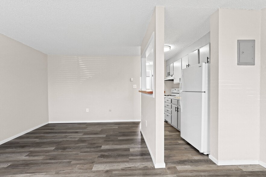 Building Photo - Royal Chateau Apartments