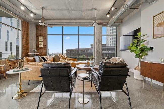 Building Photo - 800 W 5th St