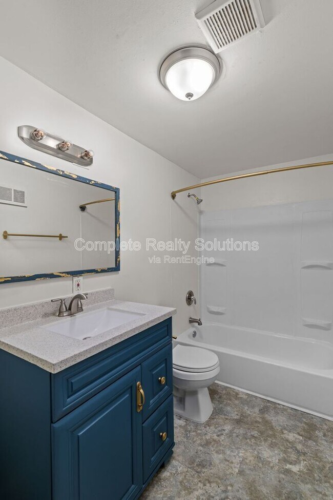 Building Photo - 465 S Dade Ave