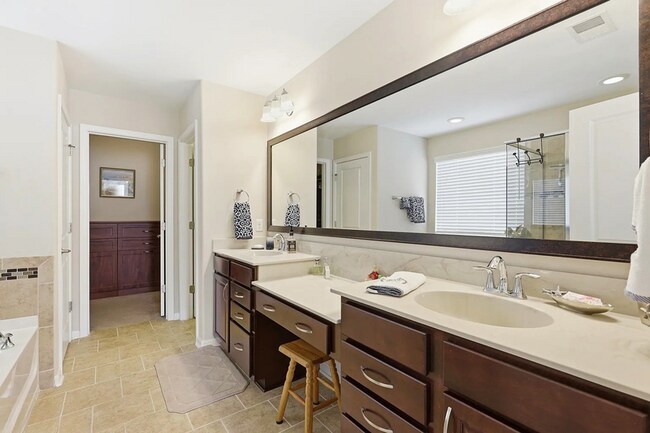 Building Photo - 225 Willow Point Cir