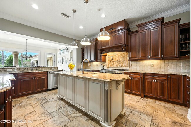 Building Photo - 2061 Crown Dr