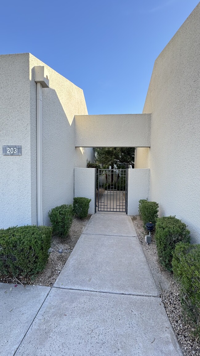 Building Photo - 7700 E Gainey Ranch Rd