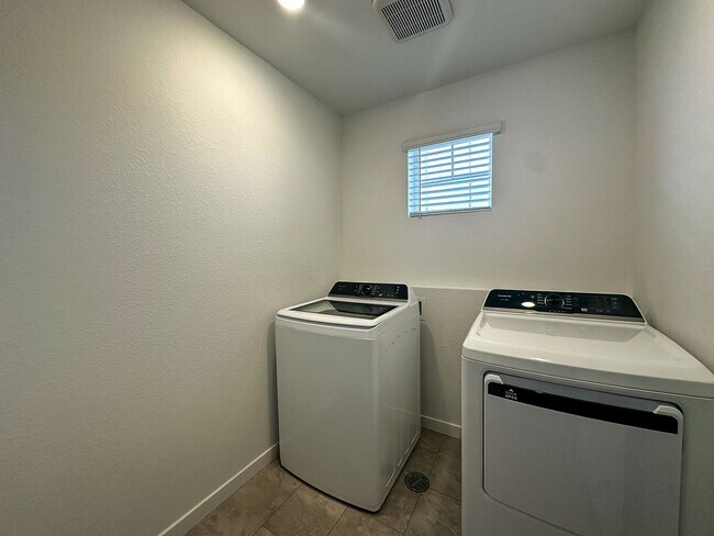 Building Photo - ALMOST BRAND NEW exquisite 3bd home in Harvest Ridge community