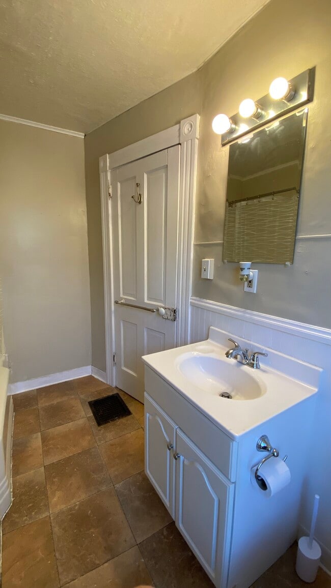 Building Photo - 401 1st Ave