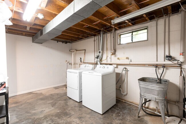 Building Photo - Welcome to this charming 3-bedroom, 2 full...