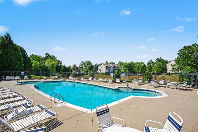 Building Photo - 15658 King Louis Ct