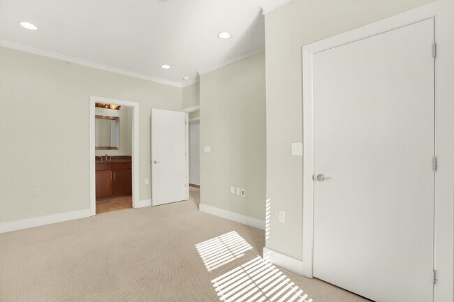 Building Photo - 358 Island Dr