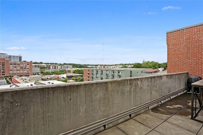 Building Photo - 640 Glen Iris Dr NE