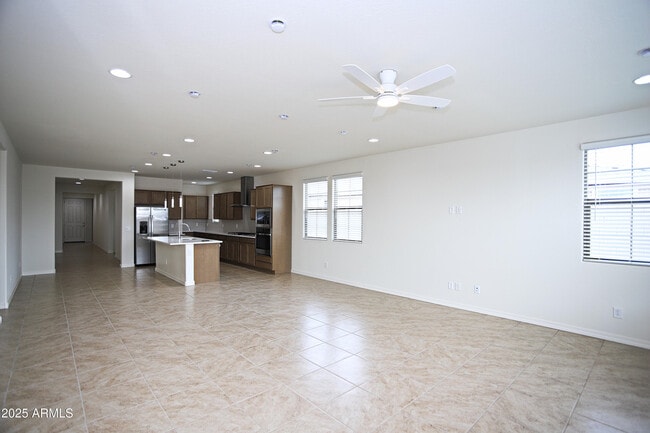 Building Photo - 831 W Finch Dr