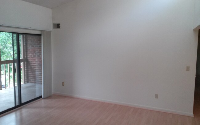Building Photo - West End Condo--Great Location!