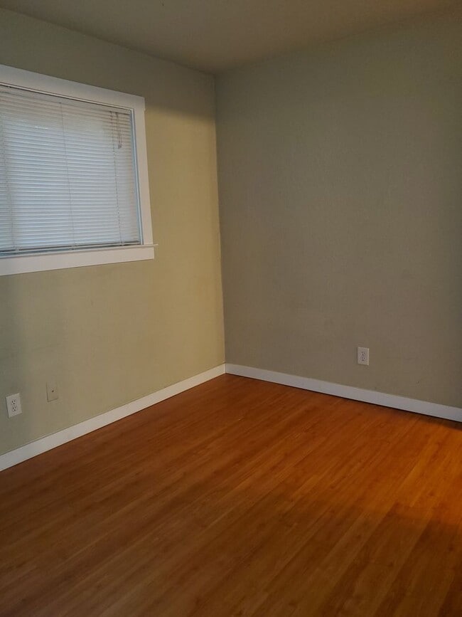 Building Photo - Charming 3 bed / 1 bath Apartment by Downtown