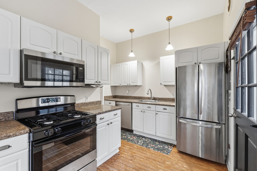 Building Photo - 11 Oakdale Mnr